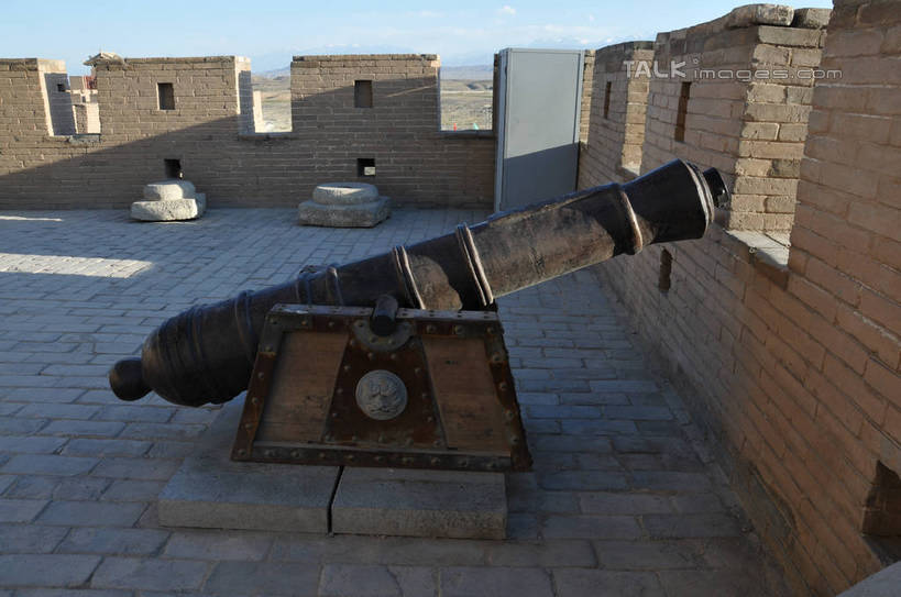 无人,横图,室外,白天,正面,旅游,度假,竞争,高科技,科技,石头,名胜古迹,标志建筑,地标,建筑,中国,亚洲,对抗,阴影,朦胧,模糊,遗迹,冲突,军事,光线,科学,石子,影子,墙,古迹,破坏,文物,娱乐,建设,城墙,古建筑,墙壁,墙面,一个,蓝色,蓝天,天空,阳光,天,享受,休闲,武器,旅游胜地,放松,战争,工业,炮台,晴朗,单个,损坏,攻击,恐怖,威胁,对立,矛盾,兵器,防御,古文明,东亚,军方,军工业,甘肃,甘肃省,嘉峪关,国防,万里无云,中华人民共和国,敌对,挫败,斗争,抗拒,抗衡,杀伤,威慑,西北地区,甘,嘉峪关市,危险,石块,岩石,晴空,晴空万里,彩图,shsgf1