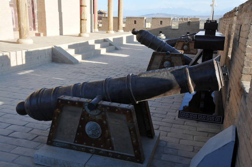 无人,横图,俯视,室外,白天,旅游,度假,竞争,石头,名胜古迹,楼梯,标志建筑,地标,建筑,中国,亚洲,一排,对抗,阴影,朦胧,模糊,遗迹,整齐,冲突,光线,石子,影子,柱子,阶梯,墙,古迹,破坏,文物,娱乐,建设,城墙,古建筑,墙壁,墙面,台阶,排列,蓝色,蓝天,天空,阳光,天,享受,休闲,武器,旅游胜地,放松,战争,炮台,晴朗,损坏,攻击,威胁,队列,对立,矛盾,兵器,防御,古文明,东亚,甘肃,甘肃省,嘉峪关,万里无云,中华人民共和国,敌对,挫败,斗争,抗拒,抗衡,杀伤,威慑,西北地区,甘,嘉峪关市,危险,石块,岩石,晴空,晴空万里,彩图,高角度拍摄,shsgf1