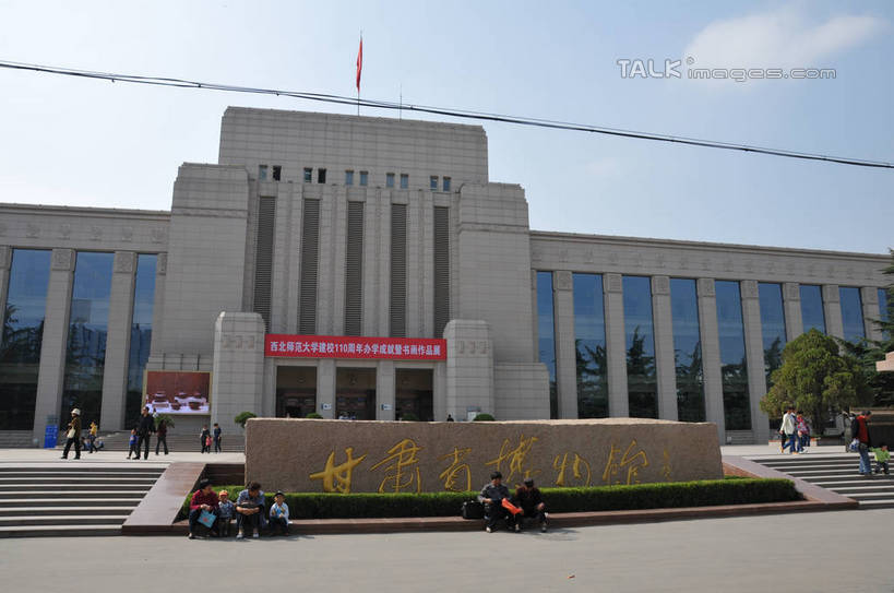 东方人,高楼大厦,站,坐,走,横图,室外,白天,正面,度假,办公楼,美景,植物,楼梯,城市风光,城市,大厦,建筑,摩天大楼,写字楼,旗帜,中国,亚洲,阴影,服装,光线,标志,文字,影子,字符,阶梯,景观,云,云朵,许多人,云彩,注视,休闲装,黄种人,娱乐,标识,旗子,台阶,树,树木,衣服,蓝色,绿色,白云,蓝天,天空,阳光,自然,楼宇,天,观察,看,站着,一群人,享受,休闲,休闲服,汉字,商务楼,景色,放松,服饰,生长,晴朗,成长,观看,察看,关注,中文,东亚,甘肃,甘肃省,中华人民共和国,省会,国文,华文,旌旗,旗号,西北地区,兰州,兰州市,甘,兰州市博物馆,男人,男性,年轻男性,年轻女性,女人,女性,亚洲人,晴空,步行,散步,站立,走路,坐着,彩图,全身,大楼,高层建筑,高楼,摩天楼,shsgf1