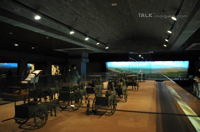 无人,博物馆,横图,室内,白天,正面,度假,美景,城市风光,城市,照明,中国,亚洲,一排,阴影,研究,整齐,并列,并排,光线,影子,景观,灯光,教育,娱乐,吊灯,车,灯,排列,灯具,交通工具,享受,休闲,景色,放松,展览,照亮,照明设备,队列,欣赏,载具,平行,陈列,东亚,甘肃,甘肃省,战车,中华人民共和国,省会,西北地区,兰州,兰州市,甘,典藏,兰州市博物馆,彩图,shsgf1