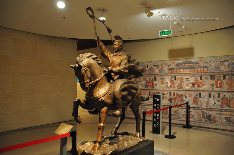 东方人,一个人,无人,博物馆,坐,举,横图,室内,白天,正面,民族服装,度假,美景,城市风光,城市,马,野生动物,雕塑,中国,亚洲,仅一个男性,仅一个人,握,服装,研究,艺术,装饰,雕刻,雕像,景观,教育,拿,拿着,注视,黄种人,娱乐,仅一个年轻男性,衣服,动物,工艺品,观察,看,托,享受,休闲,景色,放松,握着,运输,服饰,牲畜,观看,纪念,展览,美术,察看,衣着,穿着,关注,欣赏,主题,鞭子,陈列,东亚,甘肃,甘肃省,中华人民共和国,省会,功能,美学,西北地区,兰州,兰州市,甘,衣饰,典藏,兰州市博物馆,男人,男性,年轻男性,亚洲人,举起,举手,举着,向上举,向上伸,向上托,坐着,彩图,全身,传统服装,民俗服,shsgf1