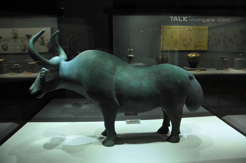 无人,博物馆,站,横图,室内,白天,正面,度假,美景,城市风光,城市,牛,雕塑,中国,亚洲,阴影,研究,艺术,装饰,光线,雕刻,雕像,影子,景观,灯光,教育,注视,娱乐,一只,动物,工艺品,观察,看,站着,享受,休闲,家畜,景色,放松,牲畜,观看,纪念,展览,美术,察看,关注,欣赏,主题,陈列,东亚,甘肃,甘肃省,中华人民共和国,省会,功能,美学,西北地区,兰州,兰州市,甘,典藏,兰州市博物馆,站立,彩图,全身,shsgf1