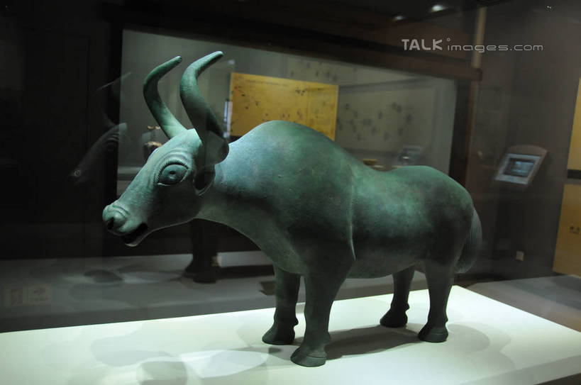 无人,博物馆,站,横图,室内,白天,正面,度假,美景,城市风光,城市,牛,雕塑,中国,亚洲,阴影,研究,艺术,装饰,光线,雕刻,雕像,影子,景观,灯光,教育,注视,娱乐,一只,动物,工艺品,观察,看,站着,享受,休闲,家畜,景色,放松,牲畜,观看,纪念,展览,美术,察看,关注,欣赏,主题,陈列,东亚,甘肃,甘肃省,中华人民共和国,省会,功能,美学,西北地区,兰州,兰州市,甘,典藏,兰州市博物馆,站立,彩图,全身,shsgf1