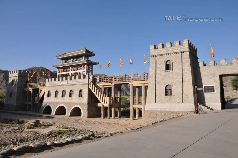 无人,栏杆,横图,室外,白天,正面,旅游,度假,石头,名胜古迹,山,山脉,植物,楼梯,门,标志建筑,地标,建筑,旗帜,中国,亚洲,一排,许多,阴影,遗迹,整齐,光线,扶手,石子,影子,阶梯,墙,屋顶,山峰,山峦,很多,顶棚,古迹,文物,娱乐,建设,城墙,古建筑,护栏,墙壁,墙面,台阶,树,树木,排列,蓝色,绿色,蓝天,天空,阳光,自然,门框,群山,天,享受,休闲,旅游胜地,放松,生长,晴朗,成长,队列,古文明,东亚,甘肃,甘肃省,嘉峪关,万里无云,中华人民共和国,西北地区,甘,嘉峪关市,悬臂长城,瓮城,石块,岩石,晴空,晴空万里,彩图,shsgf1