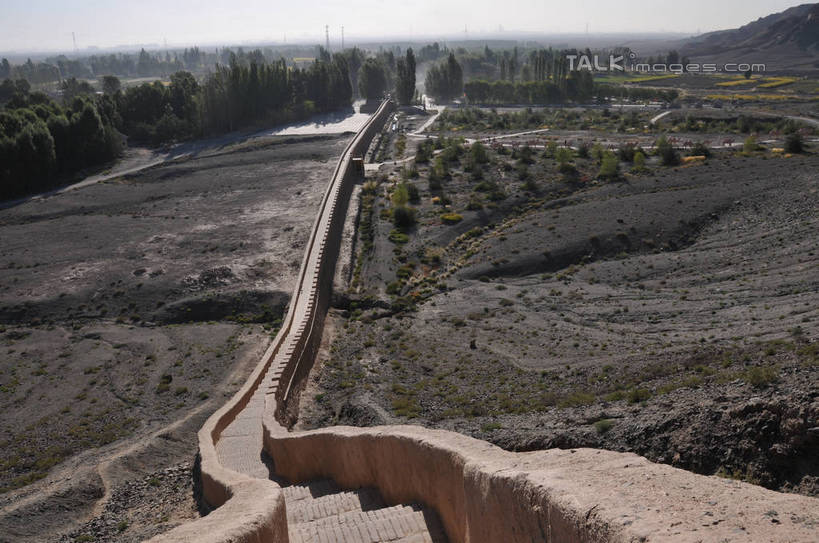 无人,横图,俯视,室外,白天,旅游,度假,草地,草坪,石头,名胜古迹,山,山脉,植物,楼梯,标志建筑,地标,建筑,中国,亚洲,阴影,遗迹,光线,石子,影子,阶梯,墙,山峰,山峦,古迹,文物,娱乐,建设,古建筑,墙壁,墙面,台阶,草,树,树木,蓝色,绿色,蓝天,天空,阳光,群山,天,享受,休闲,旅游胜地,放松,生长,晴朗,成长,古文明,东亚,甘肃,甘肃省,嘉峪关,万里无云,中华人民共和国,西北地区,甘,嘉峪关市,悬臂长城,石块,岩石,晴空,晴空万里,彩图,高角度拍摄,shsgf1