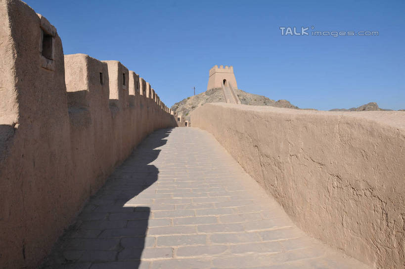 无人,横图,室外,白天,正面,旅游,度假,石头,名胜古迹,山,山脉,楼梯,标志建筑,地标,建筑,中国,亚洲,阴影,遗迹,光线,石子,影子,阶梯,墙,山峰,山峦,古迹,文物,娱乐,建设,古建筑,墙壁,墙面,台阶,蓝色,蓝天,天空,阳光,群山,天,享受,休闲,旅游胜地,放松,晴朗,古文明,东亚,甘肃,甘肃省,嘉峪关,万里无云,中华人民共和国,西北地区,甘,嘉峪关市,悬臂长城,石块,岩石,晴空,晴空万里,彩图,shsgf1