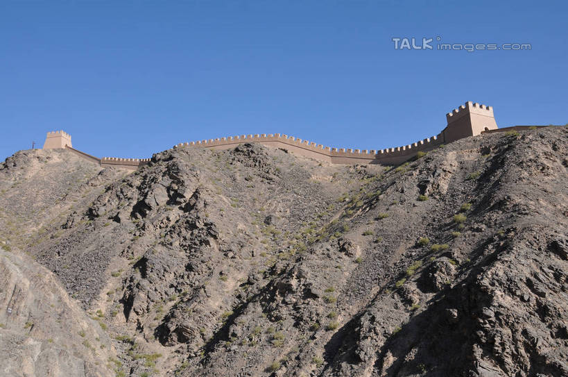 无人,横图,室外,白天,仰视,旅游,度假,草地,草坪,石头,名胜古迹,山,山脉,植物,楼梯,标志建筑,地标,建筑,中国,亚洲,阴影,遗迹,光线,石子,影子,阶梯,墙,山峰,山峦,古迹,文物,娱乐,建设,古建筑,墙壁,墙面,台阶,草,树,树木,蓝色,绿色,蓝天,天空,阳光,群山,天,享受,休闲,旅游胜地,放松,生长,晴朗,成长,古文明,东亚,甘肃,甘肃省,嘉峪关,万里无云,中华人民共和国,西北地区,甘,嘉峪关市,悬臂长城,石块,岩石,晴空,晴空万里,彩图,低角度拍摄,shsgf1