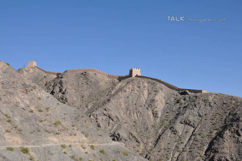 无人,横图,室外,白天,仰视,旅游,度假,草地,草坪,石头,名胜古迹,山,山脉,植物,楼梯,标志建筑,地标,建筑,中国,亚洲,阴影,遗迹,光线,石子,影子,阶梯,墙,山峰,山峦,古迹,文物,娱乐,建设,古建筑,墙壁,墙面,台阶,草,树,树木,蓝色,绿色,蓝天,天空,阳光,群山,天,享受,休闲,旅游胜地,放松,生长,晴朗,成长,古文明,东亚,甘肃,甘肃省,嘉峪关,万里无云,中华人民共和国,西北地区,甘,嘉峪关市,悬臂长城,石块,岩石,晴空,晴空万里,彩图,低角度拍摄,shsgf1