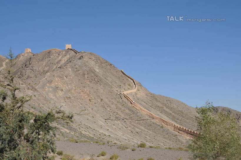 无人,横图,室外,白天,仰视,旅游,度假,草地,草坪,石头,名胜古迹,山,山脉,植物,楼梯,标志建筑,地标,建筑,中国,亚洲,阴影,遗迹,光线,石子,影子,阶梯,墙,山峰,山峦,古迹,文物,娱乐,建设,古建筑,墙壁,墙面,台阶,草,树,树木,蓝色,绿色,蓝天,天空,阳光,群山,天,享受,休闲,旅游胜地,放松,生长,晴朗,成长,古文明,东亚,甘肃,甘肃省,嘉峪关,万里无云,中华人民共和国,西北地区,甘,嘉峪关市,悬臂长城,石块,岩石,晴空,晴空万里,彩图,低角度拍摄,shsgf1
