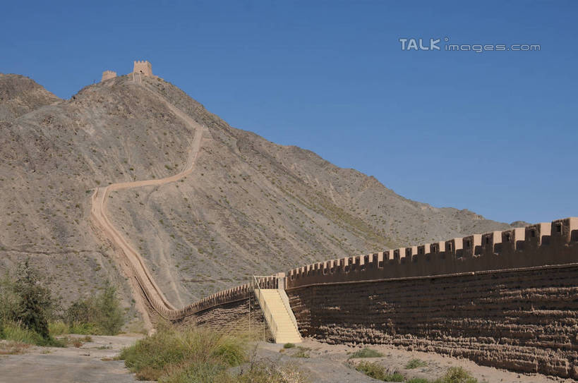 无人,横图,室外,白天,仰视,旅游,度假,草地,草坪,石头,名胜古迹,山,山脉,植物,楼梯,标志建筑,地标,建筑,中国,亚洲,阴影,遗迹,光线,石子,影子,阶梯,墙,山峰,山峦,古迹,文物,娱乐,建设,古建筑,墙壁,墙面,台阶,草,树,树木,蓝色,绿色,蓝天,天空,阳光,群山,天,享受,休闲,旅游胜地,放松,生长,晴朗,成长,古文明,东亚,甘肃,甘肃省,嘉峪关,万里无云,中华人民共和国,西北地区,甘,嘉峪关市,悬臂长城,石块,岩石,晴空,晴空万里,彩图,低角度拍摄,shsgf1