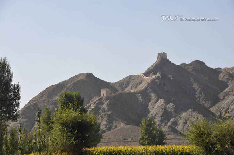 无人,横图,室外,白天,仰视,旅游,度假,草地,草坪,石头,名胜古迹,山,山脉,植物,楼梯,标志建筑,地标,建筑,中国,亚洲,阴影,遗迹,光线,石子,影子,阶梯,墙,山峰,山峦,古迹,文物,娱乐,建设,古建筑,墙壁,墙面,台阶,草,树,树木,蓝色,绿色,蓝天,天空,阳光,群山,天,享受,休闲,旅游胜地,放松,生长,晴朗,成长,古文明,东亚,甘肃,甘肃省,嘉峪关,万里无云,中华人民共和国,西北地区,甘,嘉峪关市,悬臂长城,石块,岩石,晴空,晴空万里,彩图,低角度拍摄,shsgf1