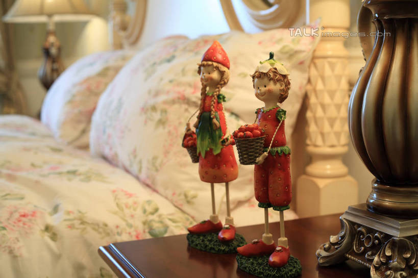 西方人,无人,两个人,夫妻,家,站,捧,笑,微笑,露齿笑,横图,室内,白天,正面,爱情,摆设,别墅,床,家具,靠垫,台灯,卧室,装修,桌子,建筑,草莓,浆果,帽子,水果,玩具,照明,欧洲,欧式,欧洲人,一堆,许多,堆叠,堆积,服装,朦胧,模糊,新鲜,艺术,装饰,人偶,玩偶,房屋,墙,双人床,屋子,公寓,灯光,生食,食品,果实,床单,靠枕,艺术品,豪华,浪漫,注视,休闲装,被子,建设,现代,装潢,洋房,楼房,墙壁,墙面,住宅,陈设,灯,食物,衣服,模型,竹筐,工艺品,抱枕,灯具,室内装潢,枕头,观察,看,站着,休闲,休闲服,恩爱,恋人,服饰,有机食品,绿色食品,观看,堆,工艺,样板房,明亮,照亮,察看,安排,舒适,被单,家居装潢,照明设备,关注,房屋设计,地中海风格,古典风格,简约风格,陈列,部署,室内设计,宽敞,样板房装潢,铺排,男人,男性,年轻男性,年轻女性,女人,女性,白种人,夫妇,情侣,设计,洋莓,水果皇后,红莓,地莓,端,端着,捧着,手捧,站立,彩图,全身,房子,睡房,卧房,伴侣,shslj1