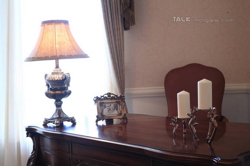 无人,家,横图,照片,室内,白天,正面,摆设,别墅,窗帘,家具,书房,台灯,装修,桌子,建筑,蜡烛,椅子,相框,照明,欧式,两根,花纹,装饰,烛台,办公桌,房屋,木椅,墙,屋子,公寓,灯光,古典,豪华,建设,现代,装潢,洋房,楼房,墙壁,墙面,住宅,陈设,灯,白色,灯具,室内装潢,摄影,样板房,明亮,照亮,安排,舒适,家居装潢,照明设备,房屋设计,地中海风格,古典风格,简约风格,陈列,部署,室内设计,宽敞,样板房装潢,铺排,设计,相片,彩图,拍摄,照相,房子,shslj1