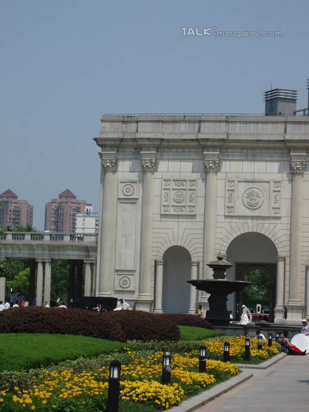 无人,公园,竖图,室外,白天,正面,旅游,度假,花海,花圃,植物,门,标志建筑,道路,地标,建筑,路,路灯,喷泉,叶子,照明,雕塑,上海,中国,亚洲,阴影,艺术,装饰,盛开,光线,雕刻,雕像,影子,景观,小路,灯光,交通,花蕾,文化,娱乐,建设,灯,花,花瓣,花朵,花卉,鲜花,蓝色,绿色,蓝天,天空,阳光,工艺品,门框,花丛,花束,花田,天,花苞,花蕊,品味,享受,休闲,旅游胜地,放松,大宁灵石公园,晴朗,纪念,照亮,美术,申,照明设备,主题,水景,陈列,东亚,上海市,万里无云,中华人民共和国,沪,华东地区,功能,美学,美观,闸北区,设计,晴空,晴空万里,彩图,广中西路,shslj1