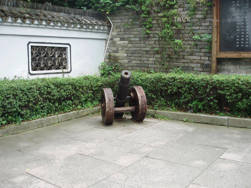 无人,横图,室外,白天,正面,旅游,度假,竞争,建材,名胜古迹,植物,标志建筑,地标,建筑,中国,亚洲,对抗,阴影,环保,遗迹,冲突,光线,材料,影子,砖,砖块,墙,防护,古迹,破坏,文物,娱乐,建设,古建筑,浙江,墙壁,墙面,树,树木,浙江省,绿色,阳光,自然,享受,休闲,大炮,武器,砖头,旅游胜地,放松,战争,建造,江南长城,临海,生长,成长,损坏,攻击,威胁,对立,矛盾,美好,美妙,兵器,间隔,防御,古文明,东亚,中华人民共和国,华东地区,浙,敌对,挫败,斗争,抗拒,抗衡,美观,雅观,杀伤,威慑,台州,台州市,绿篱,生篱,树篱,植篱,危险,石料,彩图,砌墙砖,临海市,台州府城墙,shslj1