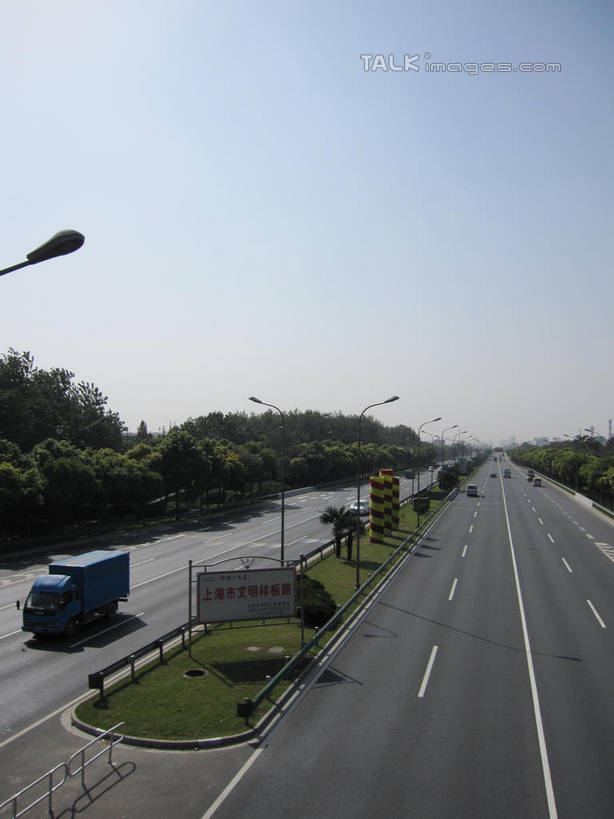 无人,竖图,室外,白天,正面,度假,草地,草坪,美景,树林,植物,城市风光,城市,道路,卡车,路,路灯,公路,汽车,照明,阴影,光线,影子,景观,灯光,分界线,停车线,交通,娱乐,车,灯,草,树,树木,蓝色,绿色,蓝天,天空,阳光,自然,交通工具,轿车,天,驾驶,行驶,享受,休闲,景色,放松,生长,晴朗,成长,车行道,车行道分界线,操纵,照亮,控制,照明设备,载具,标线,操控,车行线,万里无云,把持,晴空,晴空万里,马路,彩图,shslj1