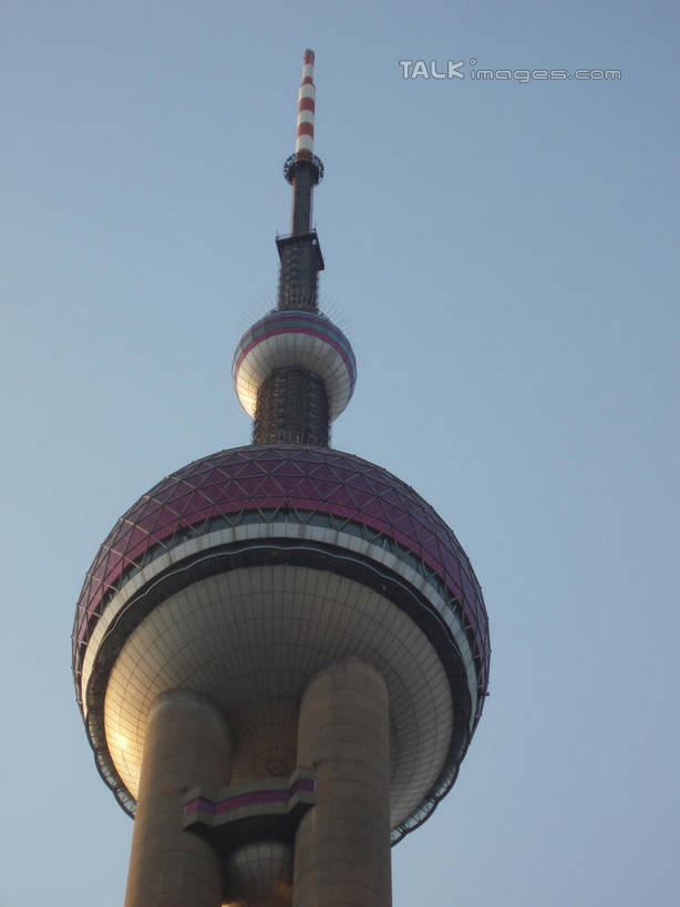 无人,竖图,室外,白天,仰视,旅游,度假,标志建筑,地标,建筑,上海,中国,亚洲,阴影,光线,影子,娱乐,建设,东方明珠,浦东,蓝色,蓝天,天空,阳光,天,享受,休闲,旅游胜地,放松,晴朗,申,浦东新区,东亚,东方明珠广播电视塔,东方明珠电视塔,上海市,万里无云,中华人民共和国,沪,华东地区,晴空,晴空万里,彩图,低角度拍摄,shslj1
