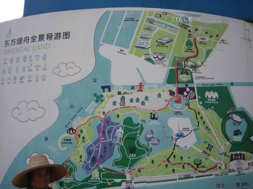 无人,栏杆,横图,室外,白天,正面,度假,草地,草坪,美景,水,植物,城市风光,城市,喷泉,上海,中国,亚洲,阴影,飞溅,溅,光线,标志,文字,液体,影子,字符,景观,水滴,围栏,文化,娱乐,标识,护栏,水珠,草,树,树木,蓝色,绿色,蓝天,天空,阳光,自然,天,品味,享受,休闲,汉字,景色,放松,东方绿舟,生长,晴朗,成长,申,喷洒,中文,水景,青浦区,东亚,上海市,万里无云,中华人民共和国,沪,华东地区,美观,国文,华文,设计,晴空,晴空万里,彩图,shslj1