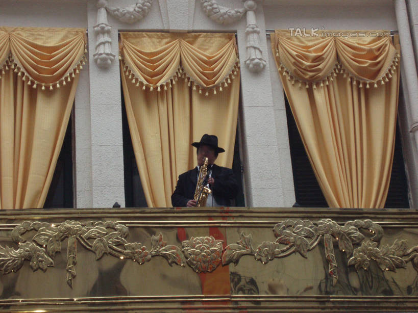 东方人,一个人,站,横图,室内,白天,仰视,西装,度假,美景,窗帘,城市风光,城市,剧院,帽子,上海,中国,亚洲,仅一个男性,仅一个人,仅一个中年男性,握,套装,正装,艺术,装饰,金属,墙,景观,管乐器,乐器,萨克斯,铜管乐器,音乐,吹奏,拿,演奏,拿着,注视,职业装,礼帽,黄种人,娱乐,墙壁,墙面,南京西路,帘子,观察,看,站着,享受,休闲,遮阳,景色,放松,握着,观看,华丽,修饰,点缀,申,察看,萨克斯风,萨克斯管,关注,东亚,静安区,上海市,中华人民共和国,沪,华东地区,衬托,美观,雅致,雅观,男人,男性,中年男性,亚洲人,演奏家,站立,半身,彩图,低角度拍摄,剧场,shslj1