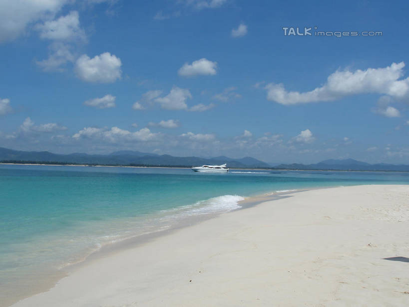 无人,横图,室外,白天,正面,旅游,度假,海浪,海洋,美景,沙滩,山,山脉,三亚,中国,亚洲,阴影,光线,沙子,影子,海岸,景观,浪花,山峰,云,云朵,沙地,山峦,云彩,娱乐,海南,蓝色,白云,蓝天,天空,阳光,自然,海水,群山,天,享受,休闲,景色,放松,海南省,晴朗,自然风光,海景,东亚,三亚市,中华人民共和国,华南地区,琼,大海,风浪,海,海水的波动,海滩,近岸浪,涌浪,晴空,彩图,shslj1