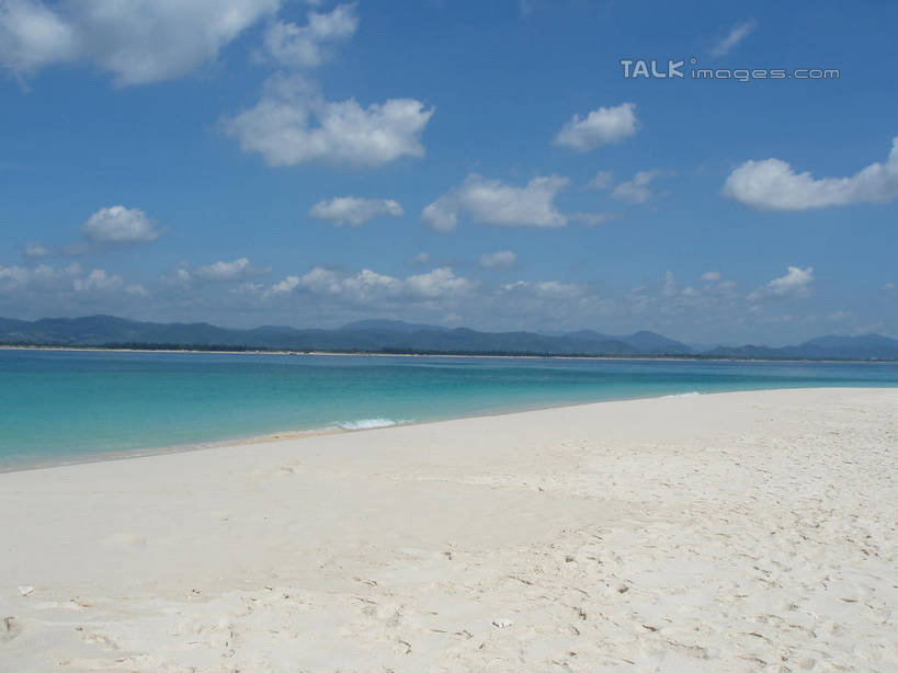 无人,横图,室外,白天,正面,旅游,度假,海浪,海洋,美景,沙滩,山,山脉,三亚,中国,亚洲,阴影,光线,沙子,影子,海岸,景观,浪花,山峰,云,云朵,沙地,山峦,云彩,娱乐,海南,蓝色,白云,蓝天,天空,阳光,自然,海水,群山,天,享受,休闲,景色,放松,海南省,晴朗,自然风光,海景,东亚,三亚市,中华人民共和国,华南地区,琼,大海,风浪,海,海水的波动,海滩,近岸浪,涌浪,晴空,彩图,shslj1
