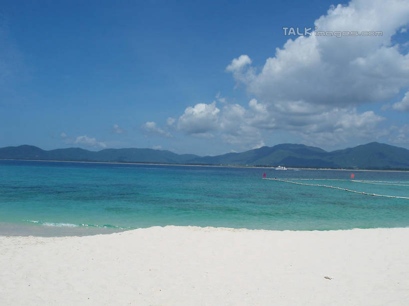 无人,横图,室外,白天,正面,旅游,度假,海浪,海洋,美景,沙滩,山,山脉,三亚,中国,亚洲,阴影,光线,沙子,影子,海岸,景观,浪花,山峰,云,云朵,沙地,山峦,云彩,娱乐,海南,蓝色,白云,蓝天,天空,阳光,自然,海水,群山,天,享受,休闲,景色,放松,海南省,晴朗,自然风光,海景,东亚,三亚市,中华人民共和国,华南地区,琼,大海,风浪,海,海水的波动,海滩,近岸浪,涌浪,晴空,彩图,shslj1