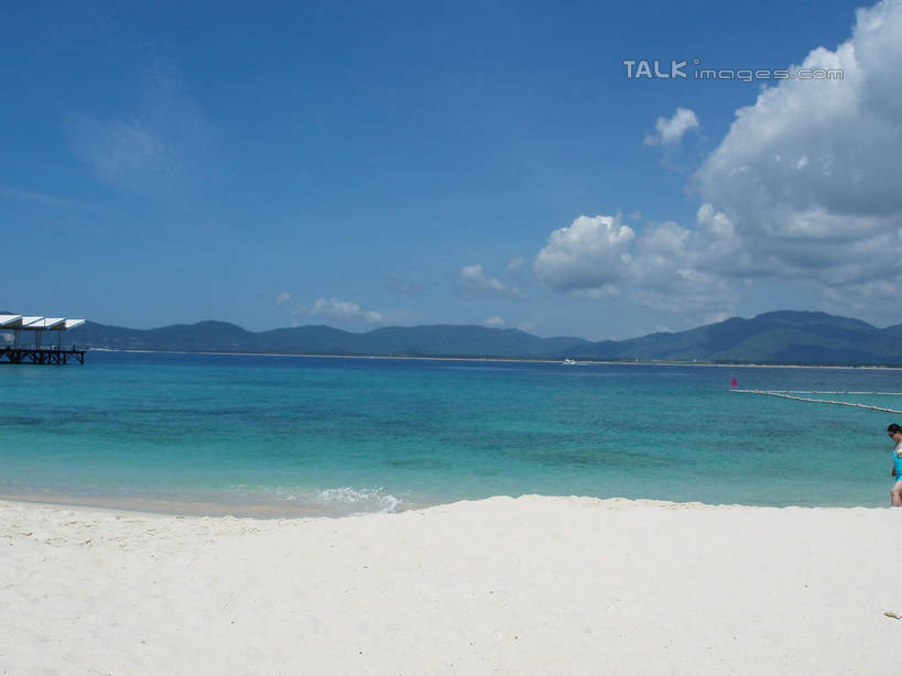 无人,横图,室外,白天,正面,旅游,度假,海浪,海洋,美景,沙滩,山,山脉,三亚,中国,亚洲,阴影,光线,木板,沙子,影子,海岸,景观,浪花,山峰,云,云朵,桥,木桥,沙地,山峦,云彩,娱乐,栈桥,海南,蓝色,白云,蓝天,天空,阳光,自然,海水,群山,天,享受,休闲,景色,放松,海南省,晴朗,人行桥,木板桥,自然风光,海景,东亚,三亚市,中华人民共和国,华南地区,琼,大海,风浪,海,海水的波动,海滩,近岸浪,涌浪,晴空,彩图,shslj1