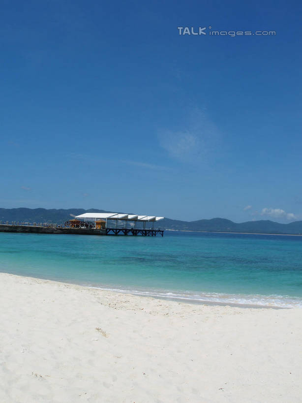 无人,竖图,室外,白天,正面,旅游,度假,海浪,海洋,美景,沙滩,山,山脉,三亚,中国,亚洲,阴影,光线,木板,沙子,影子,海岸,景观,浪花,山峰,云,云朵,桥,木桥,沙地,山峦,云彩,娱乐,栈桥,海南,蓝色,白云,蓝天,天空,阳光,自然,海水,群山,天,享受,休闲,景色,放松,海南省,晴朗,人行桥,木板桥,自然风光,海景,东亚,三亚市,中华人民共和国,华南地区,琼,大海,风浪,海,海水的波动,海滩,近岸浪,涌浪,晴空,彩图,shslj1