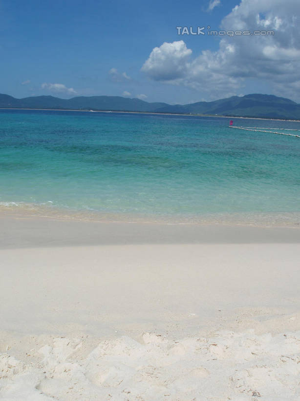 无人,竖图,室外,白天,正面,旅游,度假,海浪,海洋,美景,沙滩,山,山脉,三亚,中国,亚洲,阴影,光线,沙子,影子,海岸,景观,浪花,山峰,云,云朵,沙地,山峦,云彩,娱乐,海南,蓝色,白云,蓝天,天空,阳光,自然,海水,群山,天,享受,休闲,景色,放松,海南省,晴朗,自然风光,海景,东亚,三亚市,中华人民共和国,华南地区,琼,大海,风浪,海,海水的波动,海滩,近岸浪,涌浪,晴空,彩图,shslj1