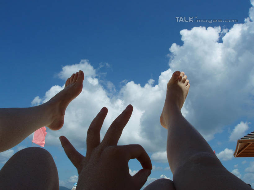 东方人,手,腿部,脚,脚趾,脚趾甲,腿,举,横图,室外,白天,仰视,旅游,度假,满意,胜利,美景,三亚,中国,亚洲,行人,游客,游人,阴影,光线,影子,景观,云,云朵,许多人,云彩,抬腿,黄种人,光脚,娱乐,路人,旅客,海南,蓝色,白云,蓝天,天空,阳光,自然,天,手势,托,一群人,享受,休闲,赤脚,手部,景色,放松,同意,ok手势,海南省,晴朗,自然风光,东亚,三亚市,中华人民共和国,华南地区,琼,过客,男人,男性,年轻男性,年轻女性,女人,女性,亚洲人,脚指甲,晴空,举起,举手,举着,向上举,向上伸,向上托,半身,彩图,低角度拍摄,同意手势,shslj1
