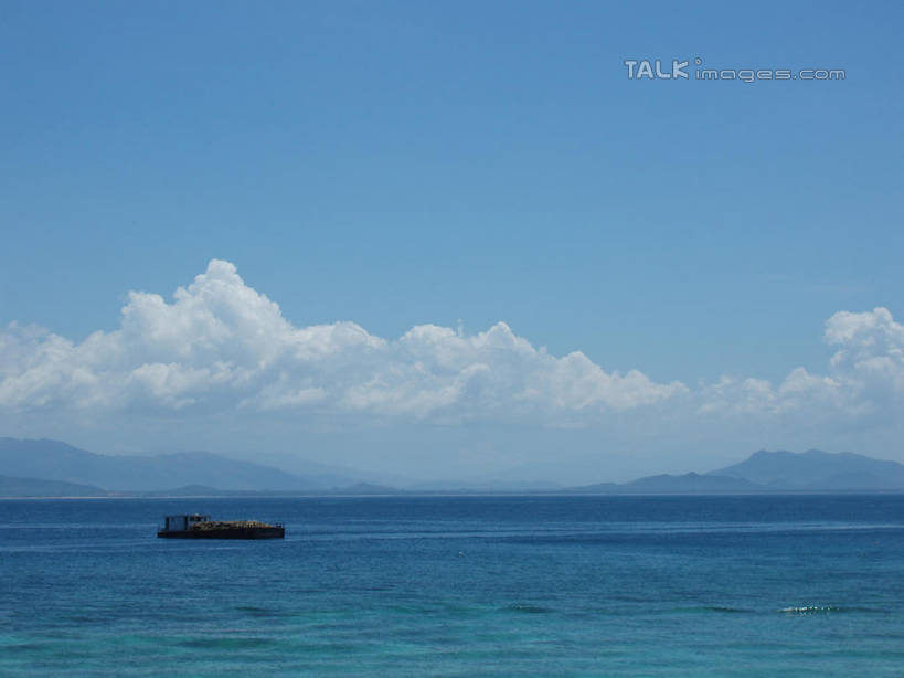 无人,横图,室外,白天,正面,旅游,度假,海浪,海洋,美景,山,山脉,轮船,船,三亚,中国,亚洲,一艘,阴影,光线,影子,景观,浪花,山峰,云,云朵,山峦,云彩,娱乐,海南,蓝色,白云,蓝天,天空,阳光,自然,海水,交通工具,群山,天,享受,休闲,景色,放松,海南省,晴朗,自然风光,载具,海景,东亚,三亚市,中华人民共和国,华南地区,琼,大海,风浪,海,海水的波动,近岸浪,涌浪,晴空,彩图,shslj1