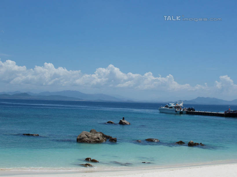 无人,横图,室外,白天,正面,旅游,度假,海浪,海洋,石头,美景,沙滩,山,三亚,中国,亚洲,阴影,艺术,光线,沙子,石子,影子,手工艺品,海岸,景观,浪花,山峰,云,云朵,沙地,山峦,云彩,文化,娱乐,海南,蓝色,白云,蓝天,天空,阳光,自然,海水,工艺品,天,享受,休闲,假山,景色,放松,海南省,晴朗,高雅,自然风光,海景,东亚,三亚市,中华人民共和国,华南地区,自信心,品位,琼,大海,风浪,海,海水的波动,海滩,近岸浪,石块,岩石,涌浪,晴空,彩图,小山,shslj1