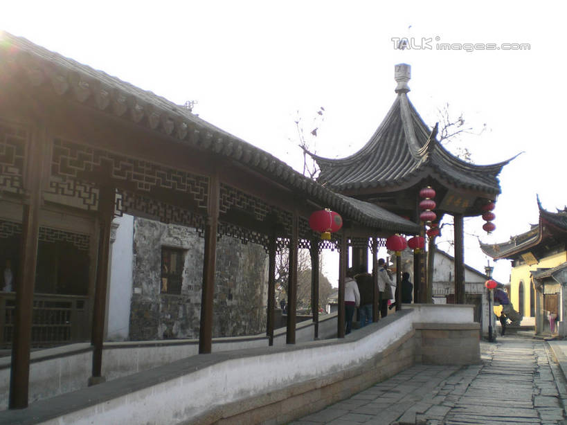 东方人,走,横图,室外,白天,正面,旅游,度假,名胜古迹,标志建筑,地标,建筑,照明,中国,亚洲,行人,游客,游人,阴影,服装,遗迹,光线,灯笼,影子,纸灯笼,走道,走廊,过道,许多人,休闲装,黄种人,古迹,文物,娱乐,建设,古建筑,江苏,路人,旅客,衣服,红色,天空,阳光,灯具,天,一群人,享受,休闲,休闲服,旅游胜地,放松,服饰,千灯古镇,照亮,照明设备,古文明,东亚,江苏省,昆山,昆山市,中华人民共和国,华东地区,苏,过客,鹿城,千灯镇,男人,男性,年轻男性,年轻女性,女人,女性,亚洲人,步行,散步,走路,彩图,全身,昆山千灯古镇,千灯,千墩,shslj1