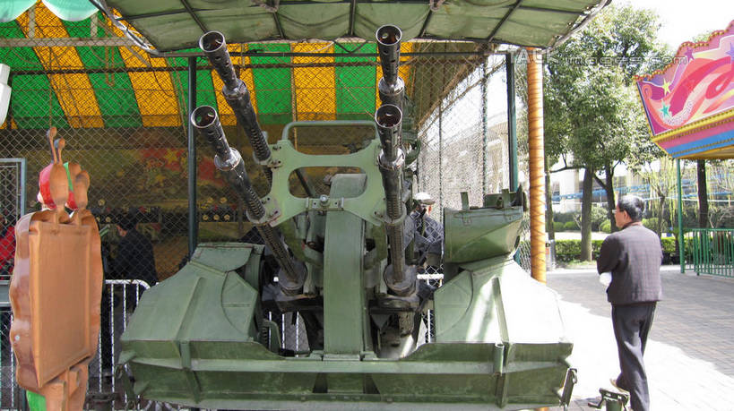 东方人,一个人,游乐园,走,横图,室外,白天,度假,游戏,美景,植物,城市风光,城市,游乐场,汽车,上海,中国,亚洲,仅一个男性,仅一个人,仅一个中年男性,服装,景观,玩,休闲装,黄种人,娱乐,车,树,树木,背面,衣服,绿色,自然,交通工具,享受,休闲,休闲服,景色,放松,服饰,游乐设施,锦江乐园,生长,成长,活动,申,发泄,消遣,智力,载具,坦克,东亚,陆军,履带车,闵行区,上海市,军用车,战车,中华人民共和国,沪,华东地区,宣泄,坦克车,乐园,主题公园,游艺设施,男人,男性,中年男性,亚洲人,步行,散步,玩耍,嬉戏,走路,半身,彩图,人造公园,主题乐园,shslj1