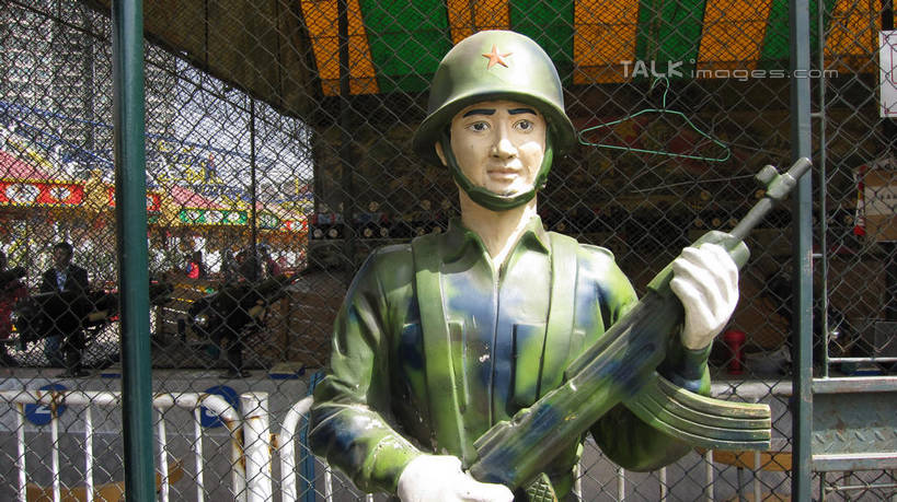 东方人,一个人,无人,游乐园,站,横图,室外,白天,正面,度假,竞争,美景,城市风光,城市,游乐场,帽子,雕塑,上海,中国,亚洲,仅一个男性,仅一个人,对抗,握,阴影,艺术,装饰,冲突,光线,雕刻,雕像,枪支,头盔,影子,景观,拿,拿着,黄种人,破坏,娱乐,仅一个年轻男性,阳光,安全帽,工艺品,站着,享受,休闲,武器,景色,放松,战争,握着,手枪,锦江乐园,纪念,美术,损坏,申,攻击,威胁,对立,矛盾,兵器,主题,迷彩服,军服,防御,枪械,陈列,东亚,闵行区,上海市,中华人民共和国,沪,华东地区,弹夹,功能,美学,敌对,挫败,斗争,抗拒,抗衡,杀伤,威慑,乐园,主题公园,子弹夹,伪装服,野战服,作战服,危险,男人,男性,年轻男性,亚洲人,站立,半身,彩图,人造公园,主题乐园,shslj1