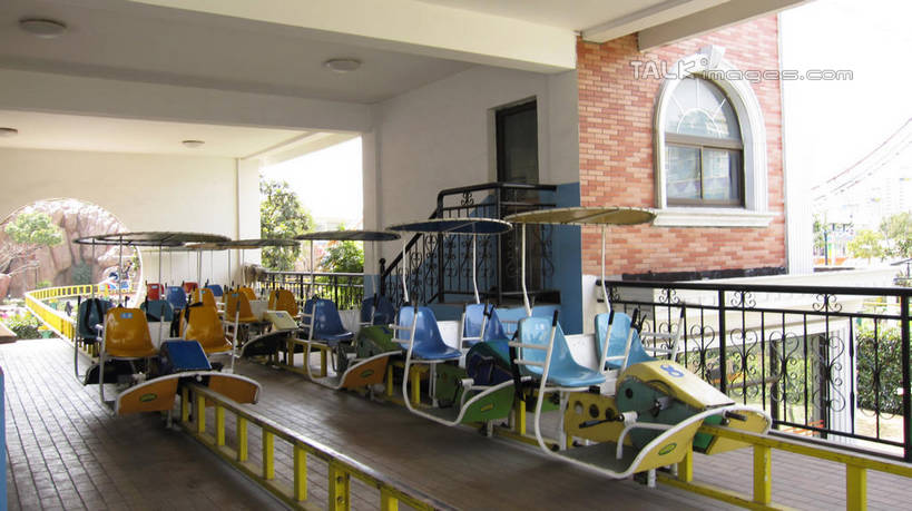 无人,游乐园,栏杆,横图,室内,白天,正面,度假,游戏,美景,植物,城市风光,城市,游乐场,上海,中国,亚洲,墙,景观,围栏,玩,娱乐,护栏,墙壁,墙面,树,树木,绿色,自然,享受,休闲,景色,放松,游乐设施,锦江乐园,生长,成长,活动,申,发泄,消遣,智力,东亚,闵行区,上海市,中华人民共和国,沪,华东地区,宣泄,乐园,主题公园,游艺设施,玩耍,嬉戏,彩图,人造公园,主题乐园,shslj1