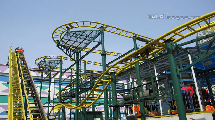 东方人,游乐园,坐,横图,室外,白天,仰视,度假,游戏,美景,城市风光,城市,游乐场,上海,中国,亚洲,阴影,服装,曲折,弯曲,光线,影子,景观,许多人,玩,休闲装,黄种人,娱乐,过山车,衣服,蓝色,蓝天,天空,阳光,天,一群人,享受,休闲,休闲服,景色,放松,服饰,游乐设施,云霄飞车,锦江乐园,蜿蜒,晴朗,活动,申,发泄,消遣,智力,东亚,闵行区,上海市,万里无云,中华人民共和国,沪,华东地区,宣泄,乐园,主题公园,滑落,游艺设施,爬升,倒转,男人,男性,年轻男性,年轻女性,女人,女性,亚洲人,晴空,晴空万里,玩耍,嬉戏,坐着,彩图,低角度拍摄,全身,人造公园,主题乐园,shslj1