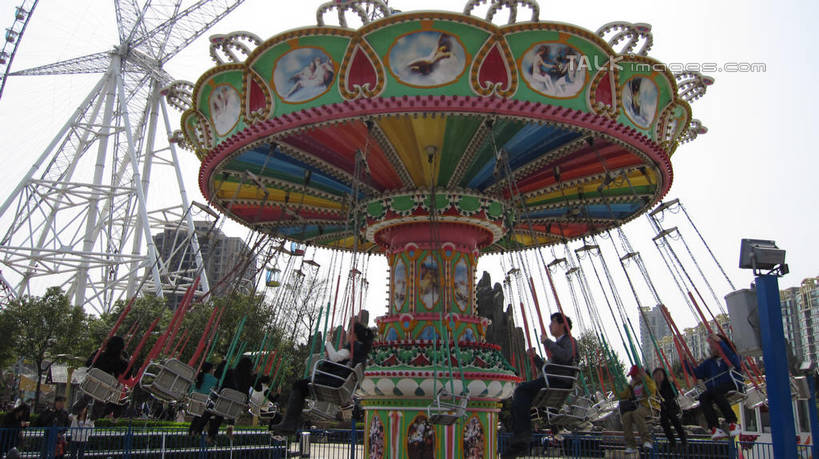 东方人,游乐园,坐,横图,室外,白天,仰视,度假,游戏,美景,植物,城市风光,城市,游乐场,上海,中国,亚洲,行人,游客,游人,服装,景观,摩天轮,许多人,玩,休闲装,黄种人,娱乐,路人,旅客,树,树木,衣服,绿色,天空,自然,天,一群人,享受,休闲,休闲服,景色,放松,服饰,游乐设施,锦江乐园,旋转飞椅,生长,成长,活动,申,发泄,消遣,智力,东亚,闵行区,上海市,费里斯大转轮,中华人民共和国,沪,华东地区,宣泄,乐园,主题公园,游艺设施,过客,飓风飞椅,旋转秋千,男人,男性,年轻男性,年轻女性,女人,女性,亚洲人,玩耍,嬉戏,坐着,半身,彩图,低角度拍摄,人造公园,主题乐园,shslj1