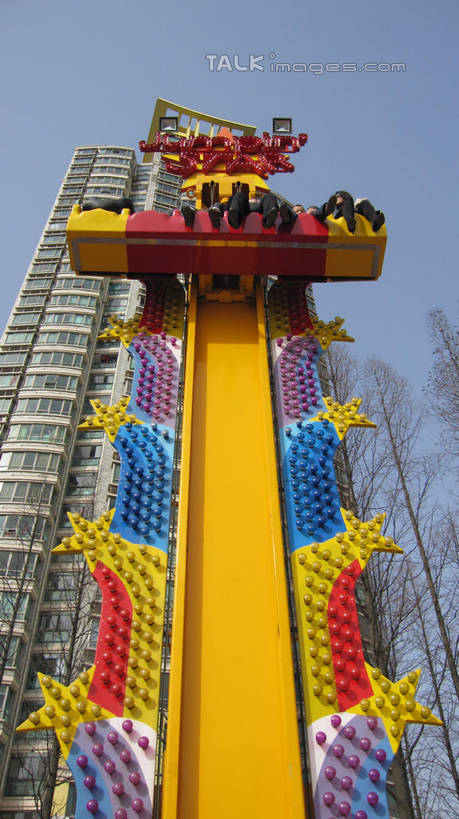 东方人,游乐园,高楼大厦,坐,竖图,室外,白天,仰视,度假,游戏,美景,植物,城市风光,城市,大厦,建筑,摩天大楼,游乐场,上海,中国,亚洲,行人,游客,游人,阴影,服装,光线,影子,景观,许多人,玩,休闲装,黄种人,娱乐,路人,旅客,树,树木,衣服,蓝色,绿色,蓝天,天空,阳光,自然,楼宇,天,一群人,享受,休闲,休闲服,景色,放松,服饰,游乐设施,锦江乐园,生长,晴朗,成长,活动,申,发泄,消遣,智力,东亚,闵行区,上海市,万里无云,中华人民共和国,沪,华东地区,宣泄,乐园,主题公园,游艺设施,过客,男人,男性,年轻男性,年轻女性,女人,女性,亚洲人,晴空,晴空万里,玩耍,嬉戏,坐着,半身,彩图,低角度拍摄,大楼,高层建筑,高楼,摩天楼,人造公园,主题乐园,shslj1