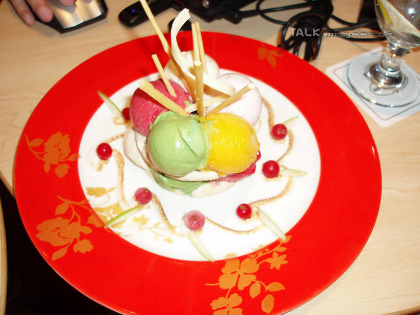 东方人,手,一个人,横图,俯视,室内,特写,白天,鼠标,餐桌,桌子,樱桃,餐具,水果,亚洲,仅一个年轻女性,仅一个女性,仅一个人,握,新鲜,碟子,盘,生食,食品,冰激凌,果实,清凉,黄种人,输入设备,食物,一个,盘子,碟,冷饮,舒服,手部,冰淇淋,握着,有机食品,绿色食品,单个,餐台,单手,解暑,解渴,雪糕,舒爽,冰糕,消暑,年轻女性,女人,女性,亚洲人,樱珠,莺桃,英桃,楔桃,牛桃,荆桃,半身,彩图,高角度拍摄,shslj1