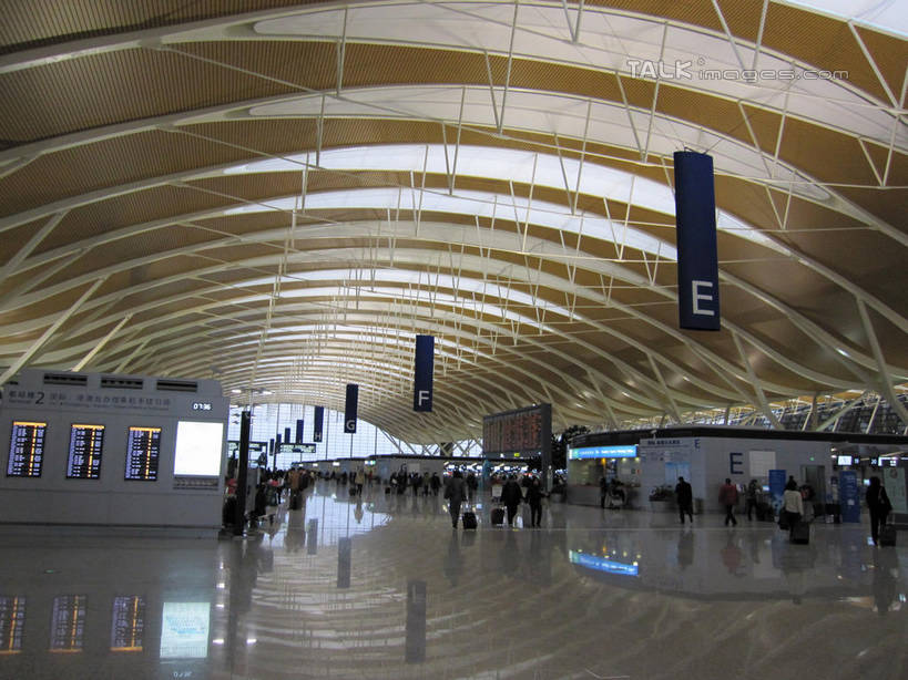 东方人,机场,走,横图,室内,白天,正面,窗户,天花板,飞机场,指示牌,亚洲,行人,游客,游人,服装,英文,标志,路标,文字,字符,字母,墙,许多人,休闲装,黄种人,标识,候机厅,路牌,路人,旅客,玻璃窗,墙壁,墙面,衣服,一群人,休闲,休闲服,服饰,英文字母,候机室,待机室,过客,男人,男性,年轻男性,年轻女性,女人,女性,亚洲人,航空站,空港,步行,散步,走路,彩图,全身,shslj1