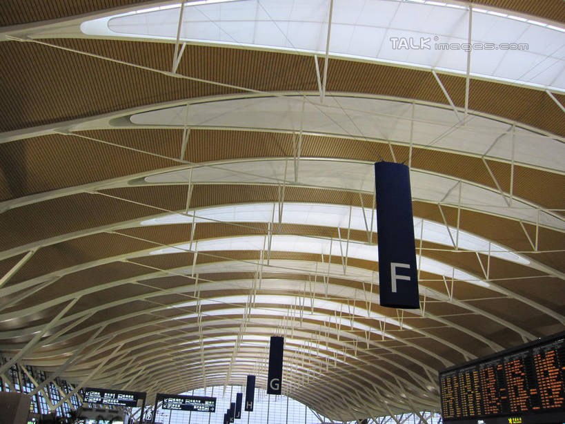 无人,机场,横图,室内,白天,仰视,窗户,天花板,飞机场,指示牌,英文,标志,路标,文字,字符,字母,墙,标识,候机厅,路牌,玻璃窗,墙壁,墙面,英文字母,候机室,待机室,航空站,空港,彩图,低角度拍摄,shslj1