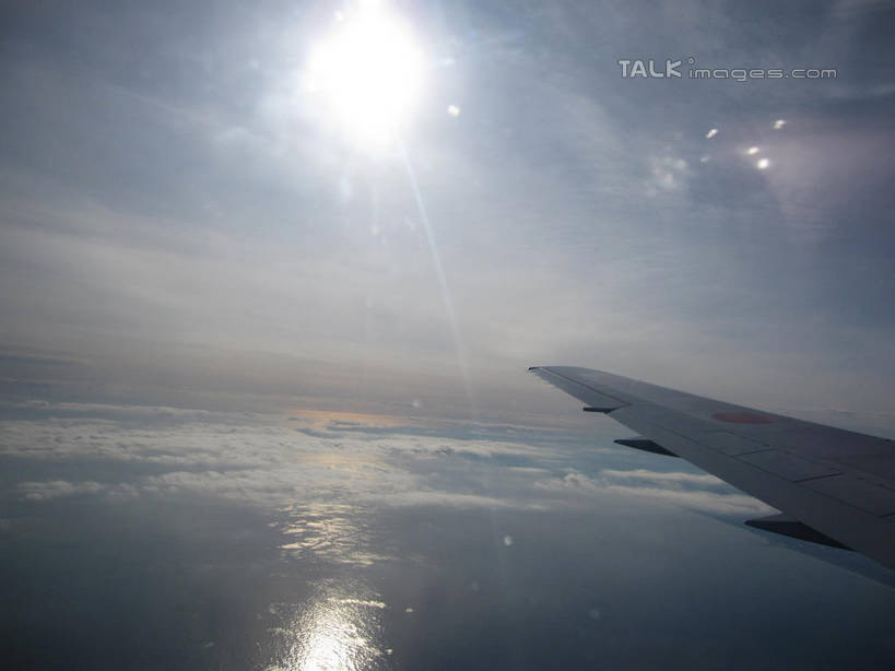 无人,横图,俯视,航拍,室外,特写,白天,飞机,飞翔,阴影,飞行,光线,影子,云,云朵,机翼,交通,翱翔,云彩,航空,飞,蓝色,白云,蓝天,天空,阳光,交通工具,天,运输,一架,晴朗,客机,鸟瞰,载具,晴空,彩图,高角度拍摄,shslj1