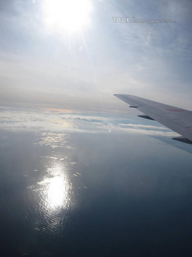 无人,竖图,俯视,航拍,室外,特写,白天,飞机,飞翔,阴影,飞行,光线,影子,云,云朵,机翼,交通,翱翔,云彩,航空,飞,蓝色,白云,蓝天,天空,阳光,交通工具,天,运输,一架,晴朗,客机,鸟瞰,载具,晴空,彩图,高角度拍摄,shslj1