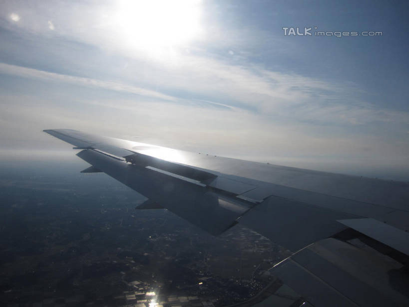 无人,家,横图,俯视,航拍,室外,白天,旅游,度假,美景,植物,城市风光,城市,飞机,建筑,飞翔,阴影,飞行,光线,影子,房屋,屋子,景观,云,云朵,公寓,机翼,交通,翱翔,云彩,娱乐,航空,建设,飞,洋房,楼房,住宅,树,树木,蓝色,绿色,白云,蓝天,天空,阳光,自然,交通工具,天,享受,休闲,景色,放松,运输,一架,生长,晴朗,成长,客机,鸟瞰,载具,晴空,彩图,高角度拍摄,房子,shslj1