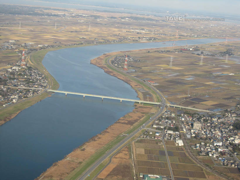 无人,家,农田,横图,俯视,航拍,室外,白天,旅游,度假,庄稼,农作物,河流,美景,水,植物,城市风光,城市,大桥,建筑,立交桥,桥梁,阴影,光线,影子,房屋,屋子,河水,景观,水流,云,云朵,高架,公寓,斜拉桥,桥,云彩,娱乐,建设,洋房,楼房,住宅,树,树木,蓝色,绿色,白云,蓝天,天空,阳光,自然,天,享受,休闲,景色,放松,生长,晴朗,成长,鸟瞰,晴空,彩图,高角度拍摄,耕地,庄稼田,房子,shslj1