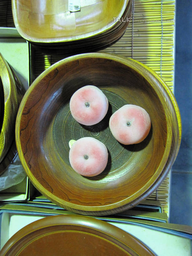 米饭,饭团,无人,竖图,俯视,室内,特写,白天,烹饪,餐桌,桌子,餐具,阴影,反射,碟子,盘,影子,日本料理,料理,食品,饭,菜肴,美食,食物,三个,盘子,碟,日式料理,日式,佳肴,餐台,五谷,彩图,高角度拍摄,shslj1