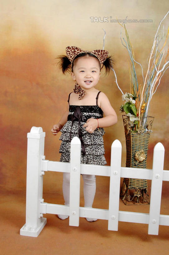 东方人,儿童,一个人,栏杆,站,笑,微笑,竖图,室内,白天,正面,裙子,纯洁,智慧,花瓶,亚洲,仅一个女性,仅一个人,连衣裙,服装,艺术,盛开,丝绸,丝带,栅栏,篱笆,围栏,缎带,花蕾,注视,黄种人,文化,护栏,玻璃制品,绸带,花,花瓣,花朵,鲜花,小孩,衣服,白色,插花,背景墙,玻璃瓶,蝴蝶结,瓶子,花苞,花蕊,观察,看,站着,仅一个小孩,可爱,童年,童趣,服饰,观看,插花艺术,装饰墙,察看,创造,衣着,穿着,关注,创作,想象,童真,烂漫,无邪,衣饰,天真,女孩,女人,女性,亚洲人,孩子,站立,彩图,全身,女生,shslj1