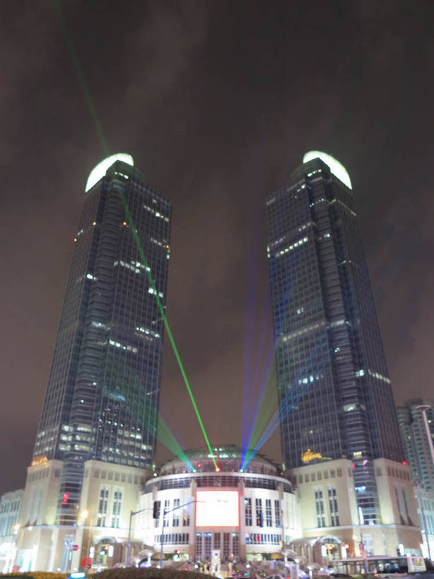 无人,家,高楼大厦,商店,竖图,彩色,室外,夜晚,仰视,购物,度假,消费,美景,城市风光,标志建筑,超市,城市,大厦,地标,建筑,摩天大楼,霓虹灯,商场,夜景,上海,中国,亚洲,阴影,梦幻,发光,光束,光线,影子,房屋,屋子,景观,公寓,建筑群,灯光,七彩,光亮,娱乐,光源,建设,洋房,楼房,霓虹,住宅,灯,享受,休闲,景色,放松,金融,百货,港汇广场,徐家汇,申,未来,照明设备,发亮,选购,贸易,百货公司,东亚,憧憬,徐汇区,上海市,中华人民共和国,沪,华东地区,虹桥路,氖灯,血拼,彩图,低角度拍摄,房子,大楼,高层建筑,高楼,购物商场,购物中心,摩天楼,商业中心,港汇恒隆广场,shslj1