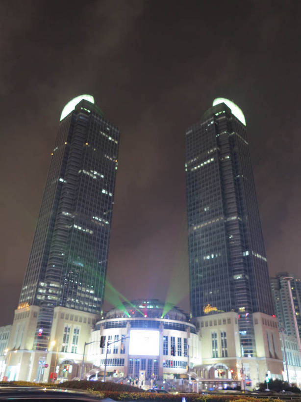 无人,家,高楼大厦,商店,竖图,彩色,室外,夜晚,仰视,购物,度假,消费,美景,城市风光,标志建筑,超市,城市,大厦,地标,建筑,摩天大楼,霓虹灯,商场,夜景,上海,中国,亚洲,阴影,梦幻,发光,光束,光线,影子,房屋,屋子,景观,公寓,建筑群,灯光,七彩,光亮,娱乐,光源,建设,洋房,楼房,霓虹,住宅,灯,享受,休闲,景色,放松,金融,百货,港汇广场,徐家汇,申,未来,照明设备,发亮,选购,贸易,百货公司,东亚,憧憬,徐汇区,上海市,中华人民共和国,沪,华东地区,虹桥路,氖灯,血拼,彩图,低角度拍摄,房子,大楼,高层建筑,高楼,购物商场,购物中心,摩天楼,商业中心,港汇恒隆广场,shslj1